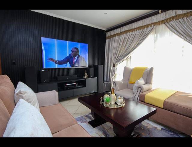 3 BEDROOM TOWNHOUSE FOR SALE IN THATCHFIELD